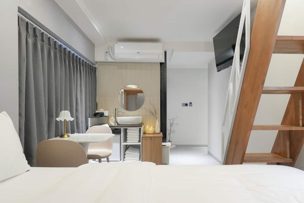 Habitación triple familiar | Espacio para trabajar con un portátil y wifi gratis