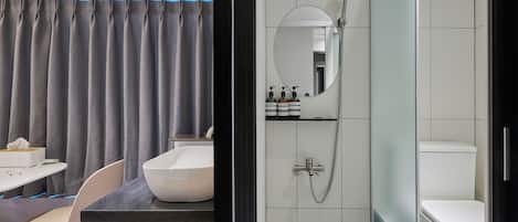 Family Triple Room | Bathroom | Shower, hair dryer, towels, soap