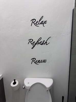 Hårtork, handdukar, tvål och toalettpapper