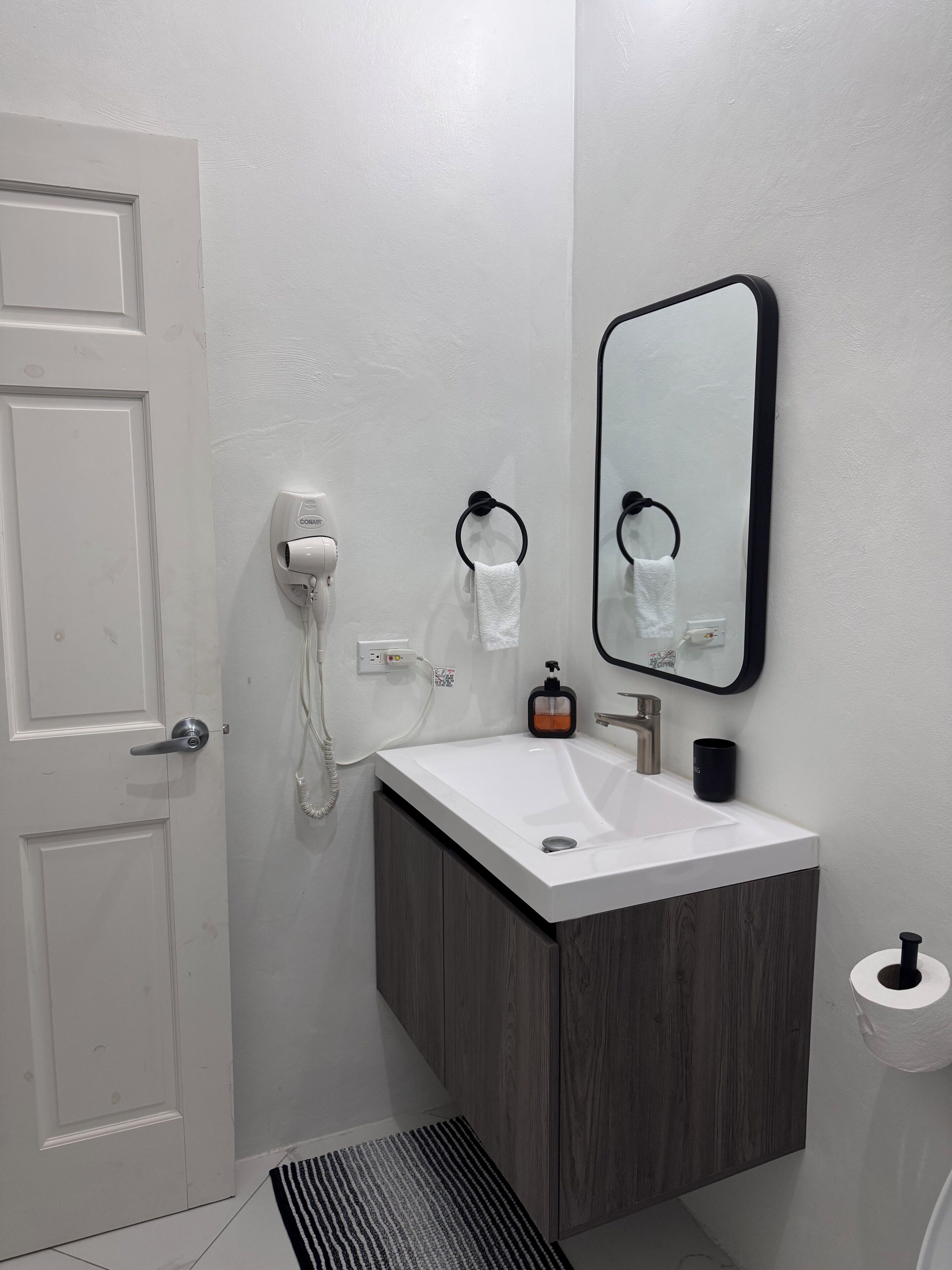 Hårtork, handdukar, tvål och toalettpapper