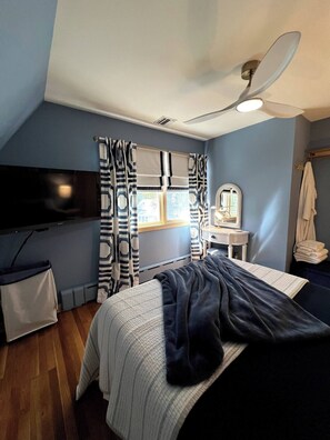 Een strijkplank/strijkijzer, wifi, beddengoed