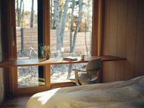 Schreibtisch, laptopgeeigneter Arbeitsplatz, kostenloses WLAN