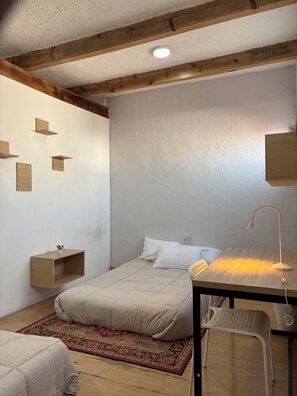 A bedroom with a bed, bedside table, lamp, and a small shelf. - "Casa del sol" ideal for families, well located, comfortable, equipped and safe. (Santiago de Querétaro)