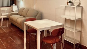 A cozy living room with a white table and red chairs, a beige sofa, and a wooden ceiling. - "Casa del sol" ideal for families, well located, comfortable, equipped and safe. (Santiago de Querétaro)