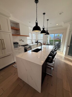 Micro-ondes, four, plaque de cuisson, lave-vaisselle