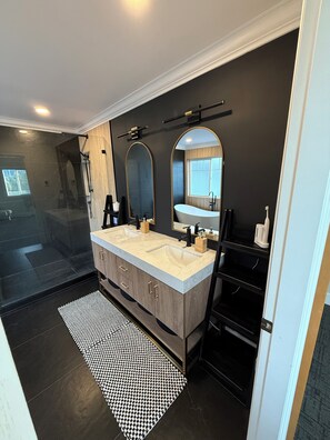A modern bathroom with a double sink vanity, a large mirror, and a walk-in shower. - Luxury Mountain Retreat in Squamish (Squamish)
