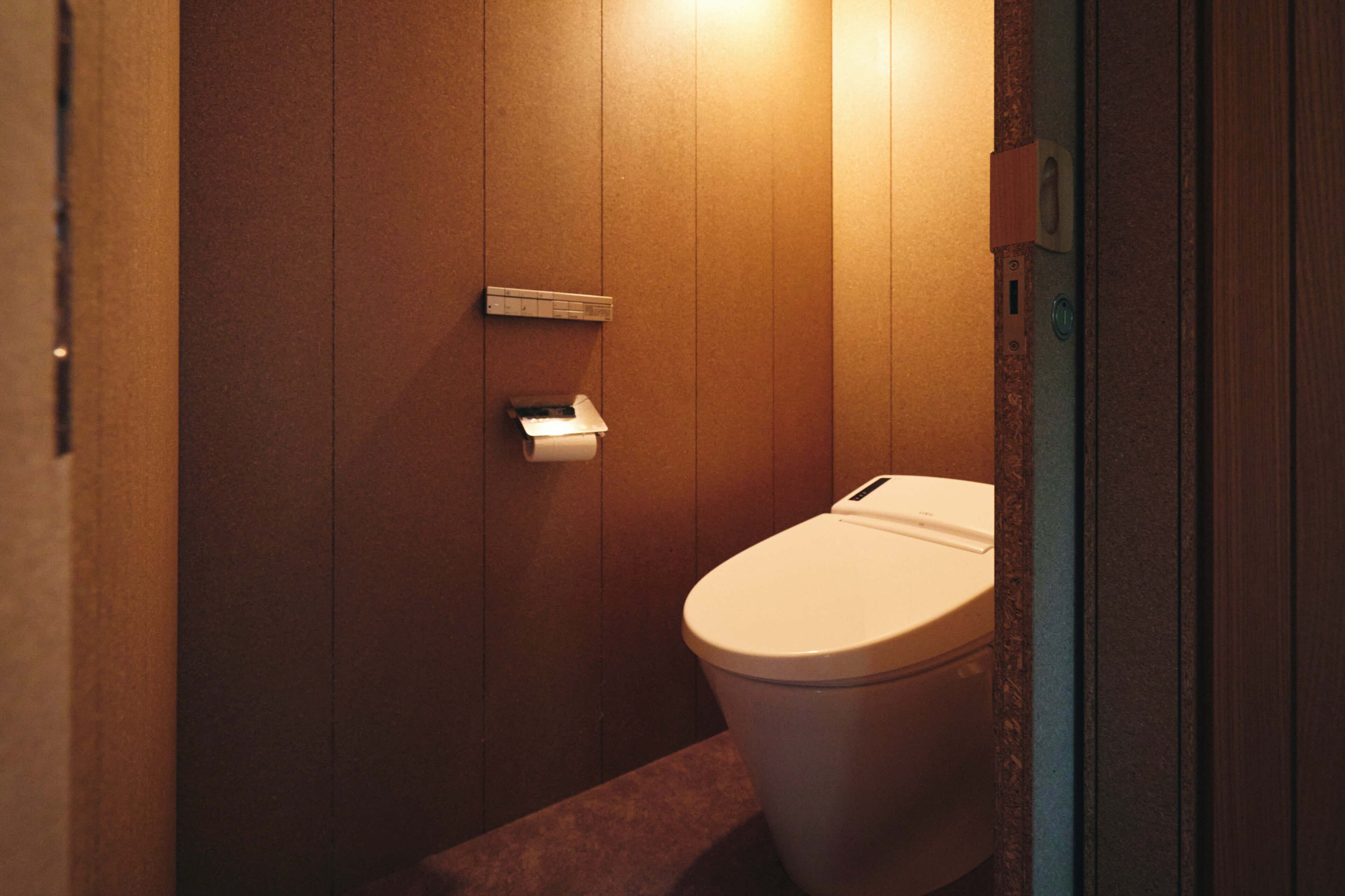 Baignoire et douche séparées, sèche-cheveux, serviettes fournies