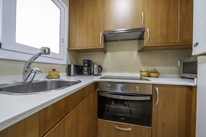 Dishwasher, coffee/tea maker, toaster