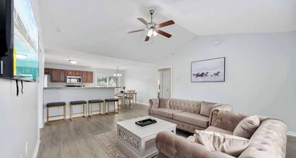 Private 3BR Cottage with Hot Tub