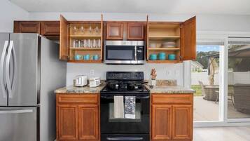 KĂŒhlschrank, Mikrowelle, Ofen, Herdplatte