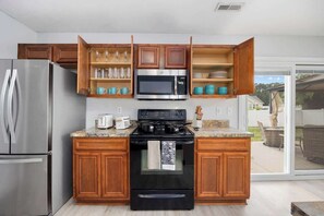 Refrigerador, microondas, horno y parrilla de estufa 