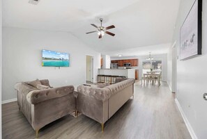 Smart TV, fireplace - Private 3BR Cottage with Hot Tub (Myrtle Beach)