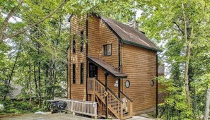 Exterior - Hot Tub, Sauna, Resort Amenities, Close to downtown (Gatlinburg)