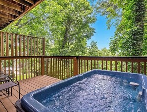 Outdoor spa tub - Hot Tub, Sauna, Resort Amenities, Close to downtown (Gatlinburg)