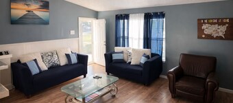 The Blue House Cozy Home with Private Fenced Yard