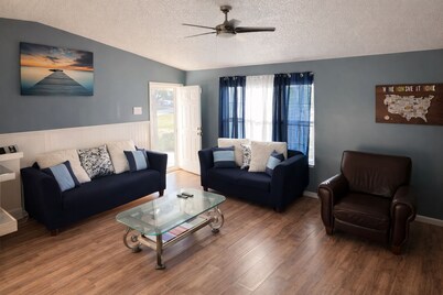 The Blue House Cozy Home with Private Fenced Yard