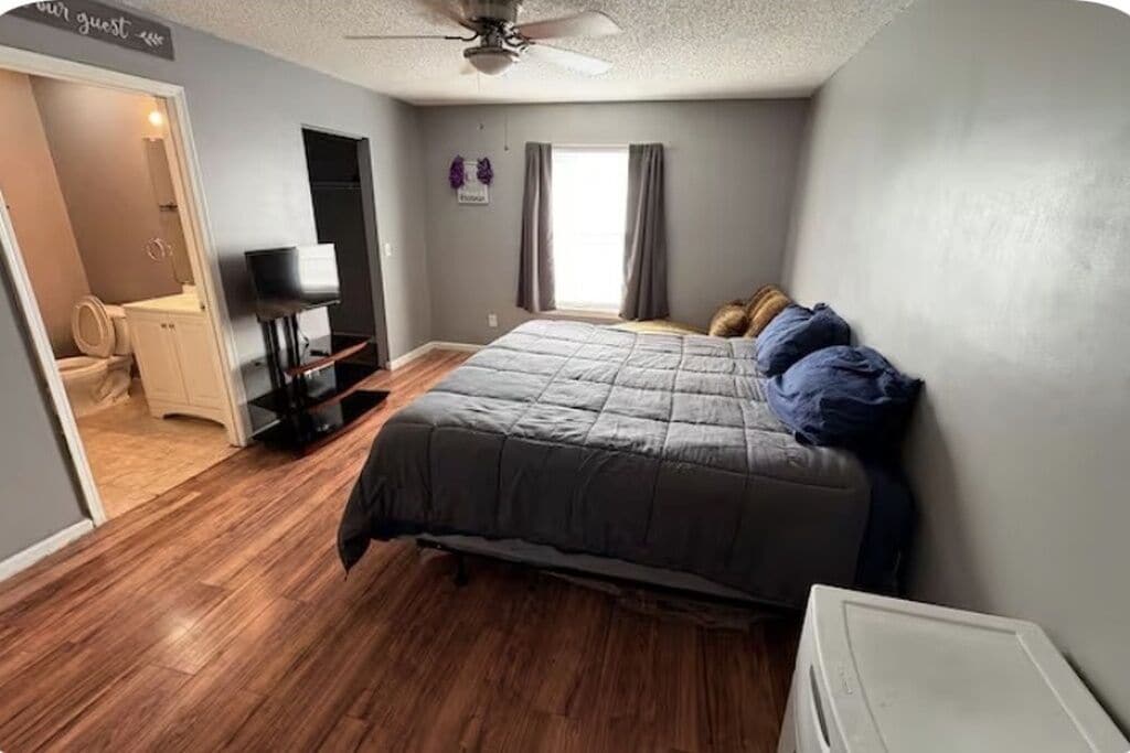 3 室のベッドルーム、アイロン / アイロン台、WiFi、ベッドシーツ