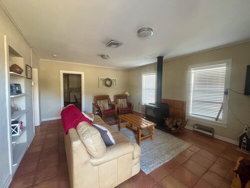 Cozy 2-Bedroom Hill Country Cottage in Adorable Barksdale TX