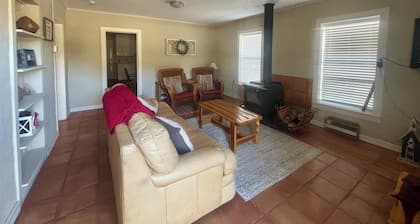 Cozy 2-Bedroom Hill Country Cottage in Adorable Barksdale TX