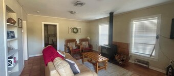 Cozy 2-Bedroom Hill Country Cottage in Adorable Barksdale TX