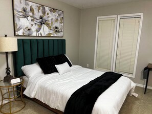 3 bedrooms, iron/ironing board, WiFi, bed sheets - Serene 3-bedroom house with AC in charming Fort Smith (Fort Smith)