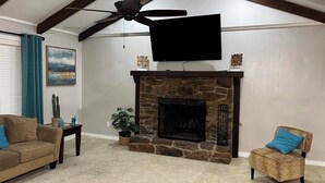 Living area - Serene 3-bedroom house with AC in charming Fort Smith (Fort Smith)
