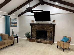 Living area - Serene 3-bedroom house with AC in charming Fort Smith (Fort Smith)
