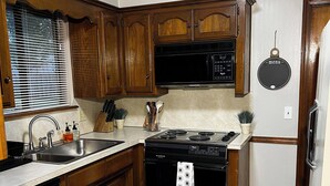 Private kitchen - Serene 3-bedroom house with AC in charming Fort Smith (Fort Smith)