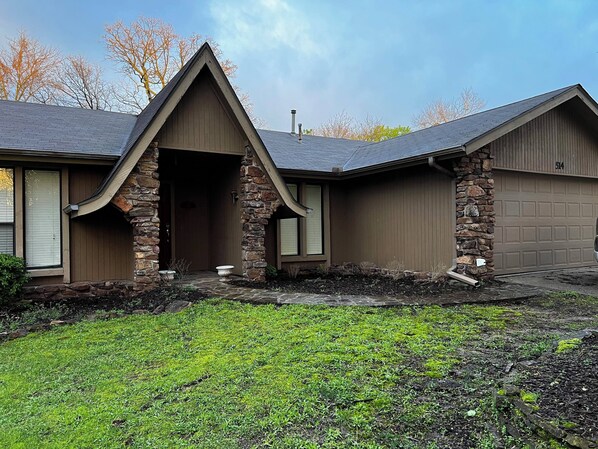Exterior - Serene 3-bedroom house with AC in charming Fort Smith (Fort Smith)