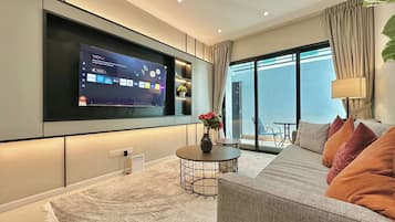 Căn hộ Deluxe, 3 phòng ngủ, ban công, quang cảnh thành phố | Khu phòng khách