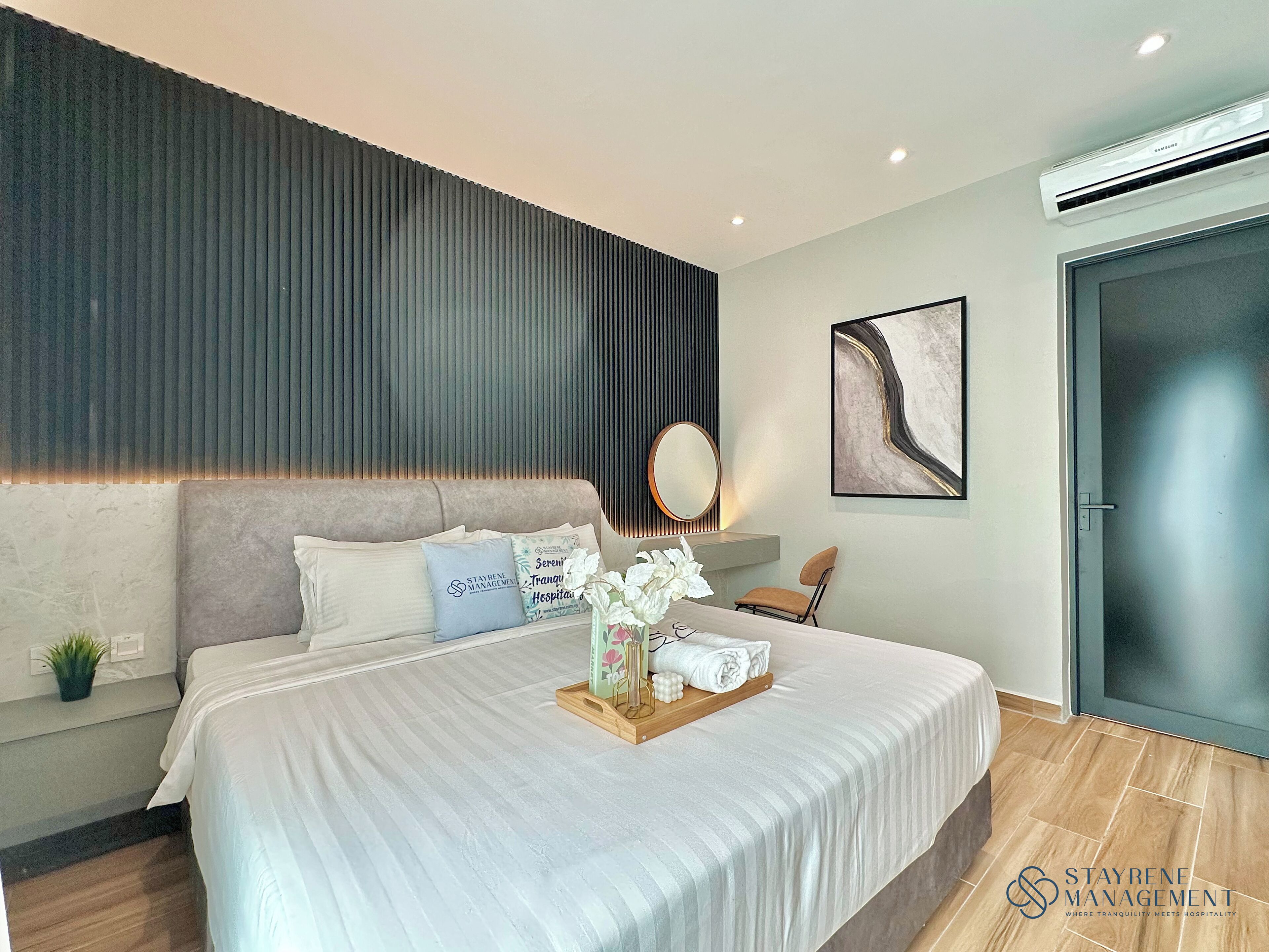 Căn hộ Deluxe, 3 phòng ngủ, ban công, quang cảnh thành phố | Màn/rèm cản sáng, bàn ủi/dụng cụ ủi quần áo 