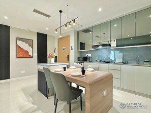 Deluxe-Apartment, 3 Schlafzimmer, Balkon, Stadtblick | Speisen