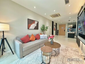 Deluxe-Apartment, 3 Schlafzimmer, Balkon, Stadtblick | Wohnbereich