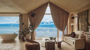 Minibar con artículos gratuitos y escritorio