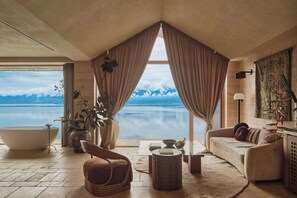 Habitación romántica con 2 camas individuales, patio, vistas al mar | Minibar con artículos gratuitos y escritorio