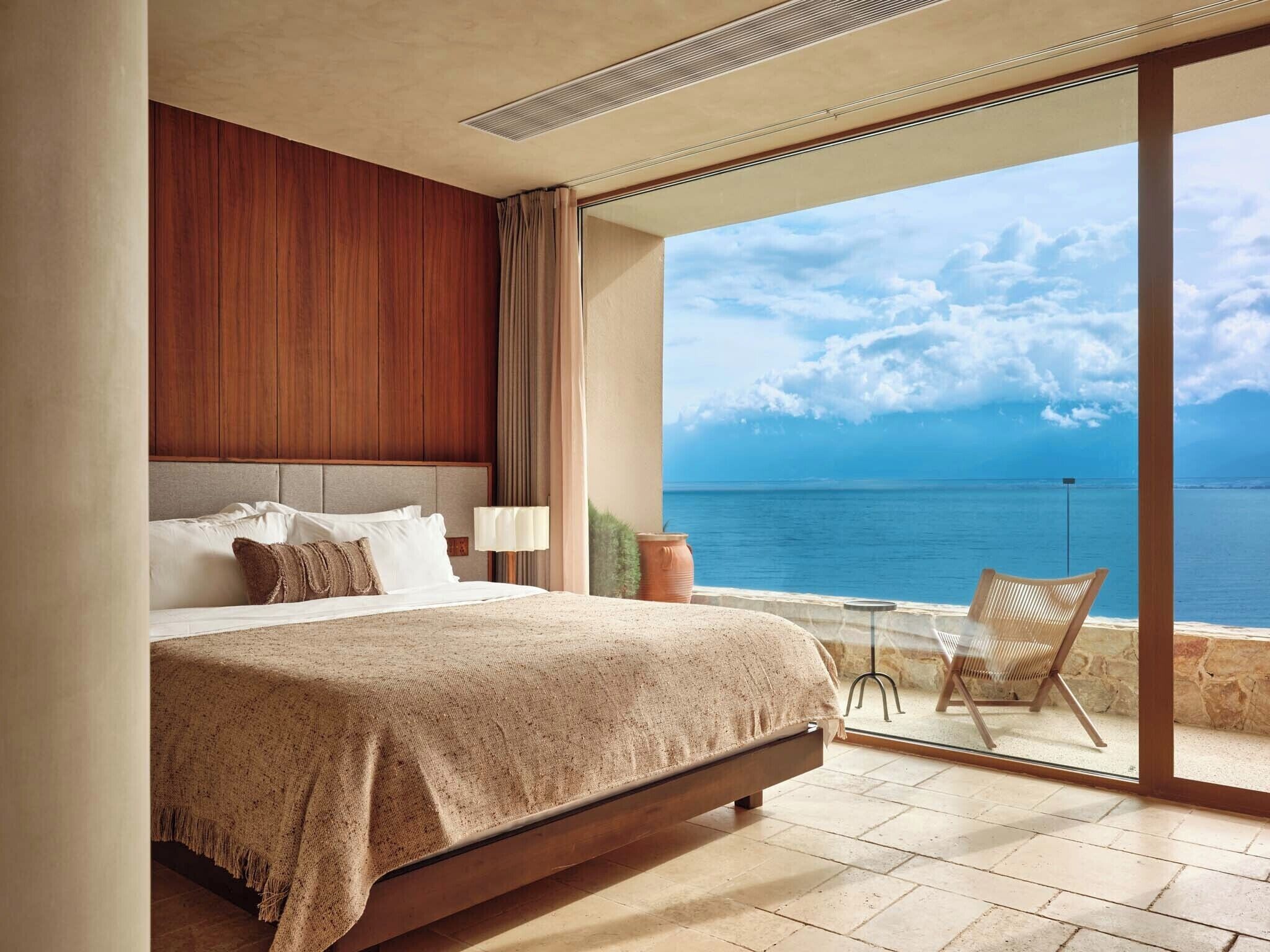 Luxury-Suite, Terrasse, Meerblick | Kostenlose Minibar, Schreibtisch, laptopgeeigneter Arbeitsplatz