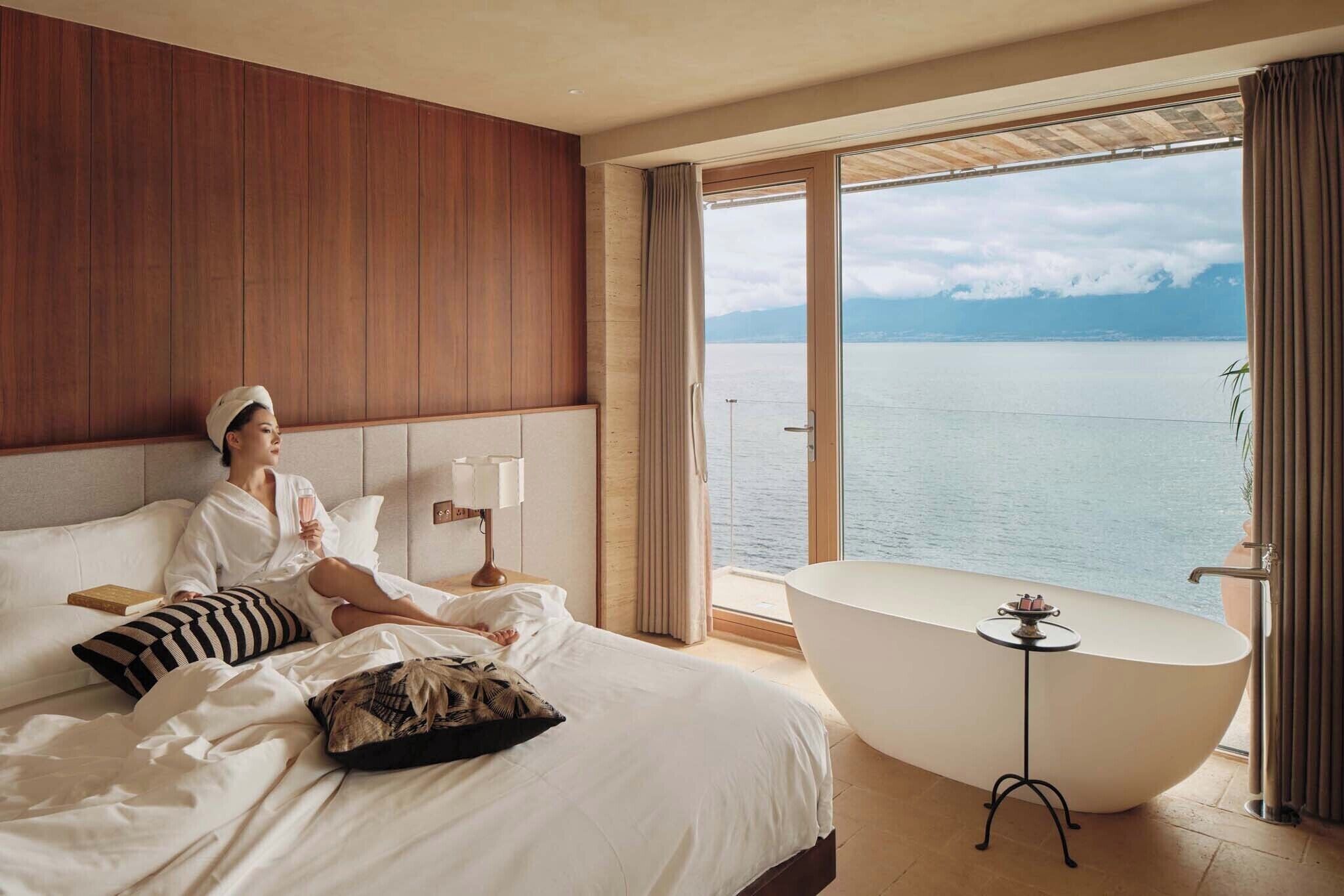 Habitación senior doble, patio, vista al mar | Artículos del minibar gratis y escritorio 