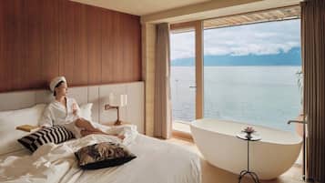 Habitación senior doble, patio, vista al mar | Artículos del minibar gratis y escritorio