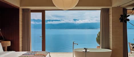 Kahden hengen classic-huone, patio, merinäköala | Ilmaiset minibaarituotteet, työpöytä