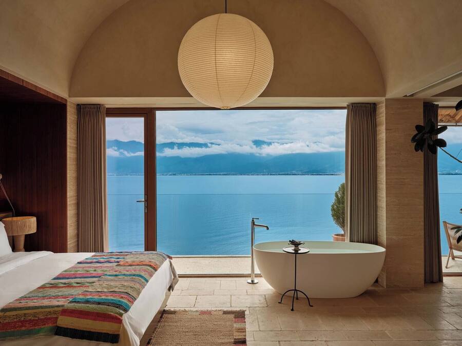 Quarto casal clássico, varanda, vista para o mar | Frigobar (abastecido com itens grátis), escrivaninha