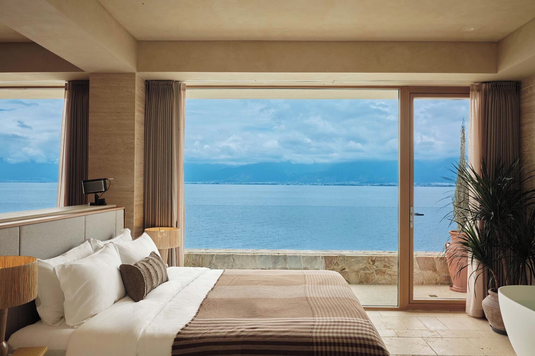 經典雙人房, 庭院, 海景 | 免費迷你吧、書桌、筆電工作空間、遮光布/窗簾