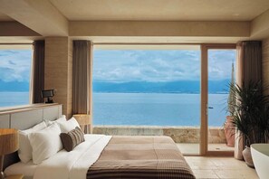 Classic-Doppelzimmer, Terrasse, Meerblick | Kostenlose Minibar, Schreibtisch, laptopgeeigneter Arbeitsplatz