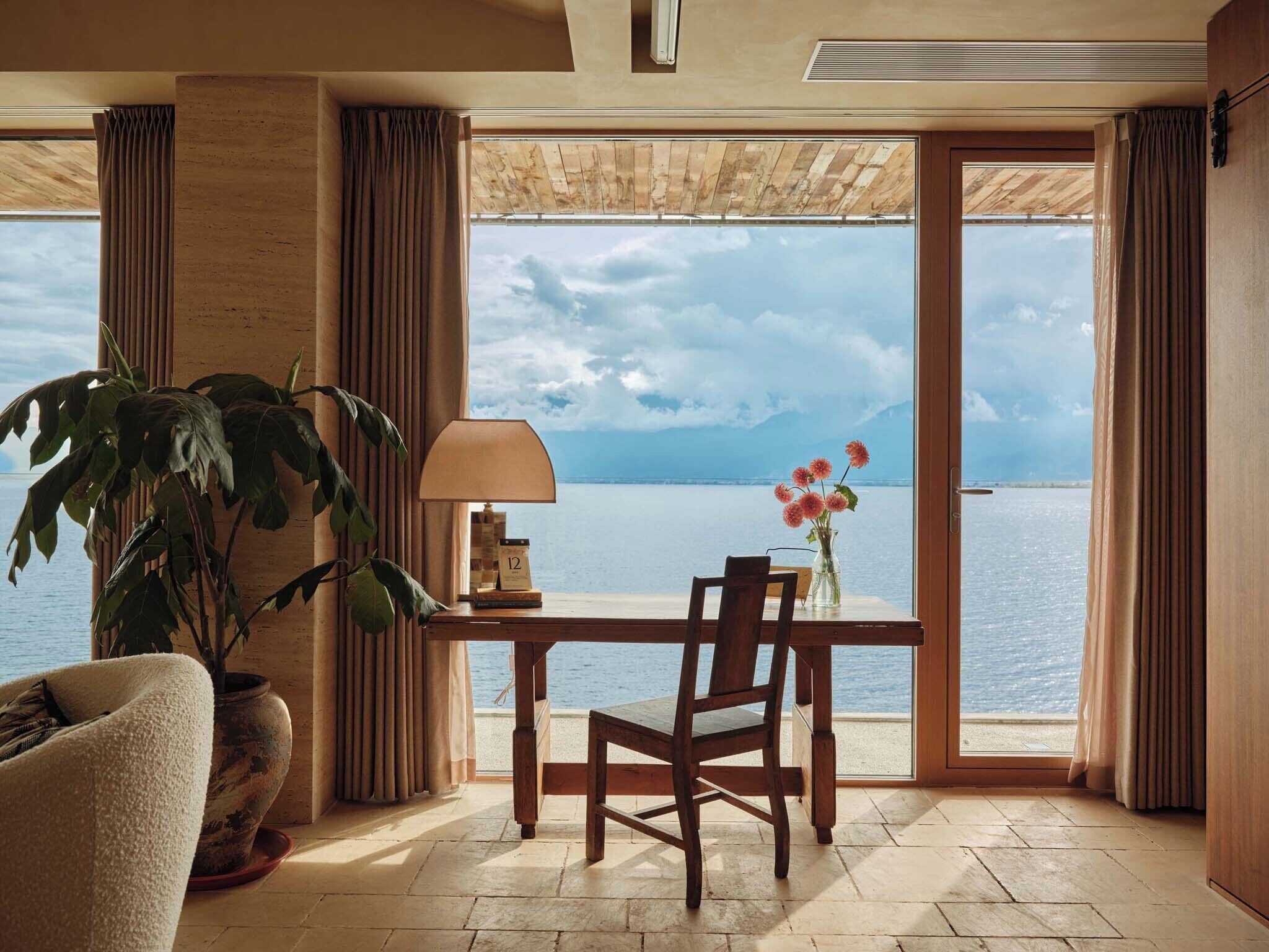 Senior-Doppelzimmer, Terrasse, Meerblick | Kostenlose Minibar, Schreibtisch, laptopgeeigneter Arbeitsplatz