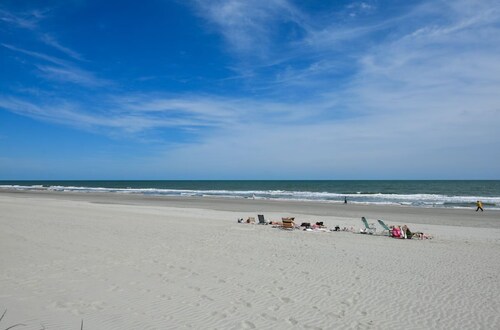 Crystal Blue Persuasion - Renovated 4 Bdr Second Row Beach House, Private Pool