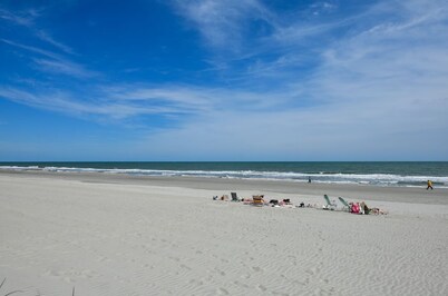 Crystal Blue Persuasion - Renovated 4 Bdr Second Row Beach House, Private Pool