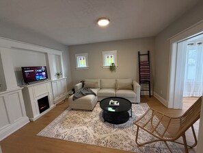 Living area - The Maple and Mist (Niagara Falls)