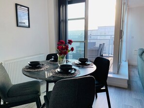 Dining - 2 bedroom deluxe apartment in Leicester (Leicester)