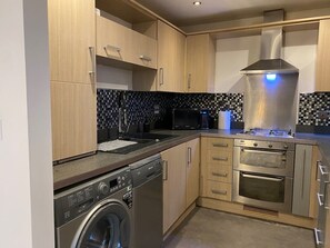 Fridge, microwave, oven, stovetop - 2 bedroom deluxe apartment in Leicester (Leicester)