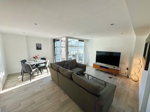 2 bedroom deluxe apartment in Leicester