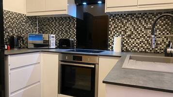 Réfrigérateur, micro-ondes, four, plaque de cuisson